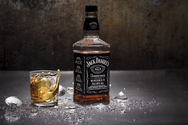 Garrafa de whisky Jack Daniels e copo